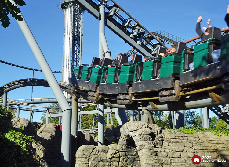 Nessie - Der grüne Zug überfährt einen steinernen Tunnel