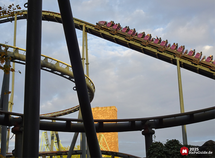 Nessie - Auffahrt des purpurnen Zuges bei Sonnenuntergang