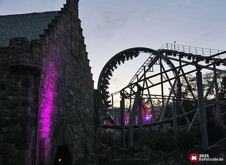 Nessie - Looping und Eilean Donan Castle in der Dämmerung
