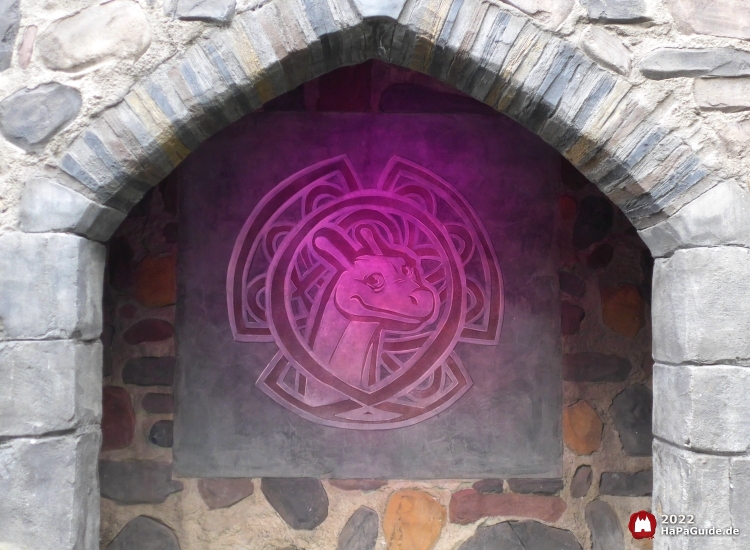 Das beleuchtete Nessie Logo im Eingang zum Eilean Donan Castle