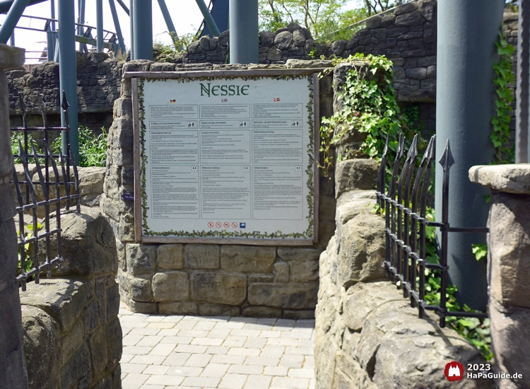 Am Eingang zur Loopingachterbahn Nessie steht eine Tafel mit den Sicherheitshinweisen