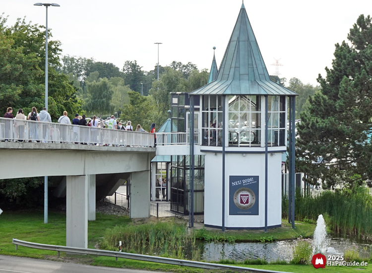 Neuheiten 2026 - Werbung für den Cornwall Coaster am Turm vom Großparkplatz