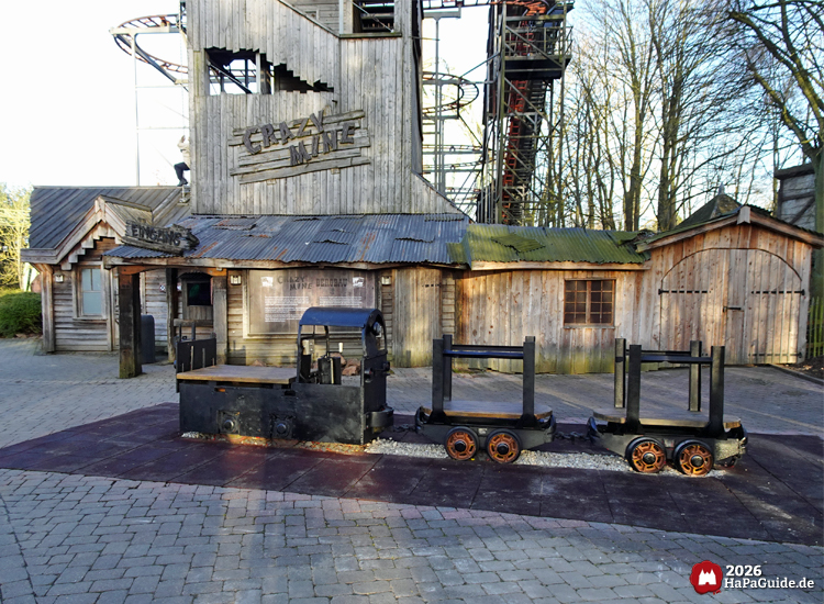 Neuheiten 2026 - Schwarzer Minenzug vor der Crazy Mine