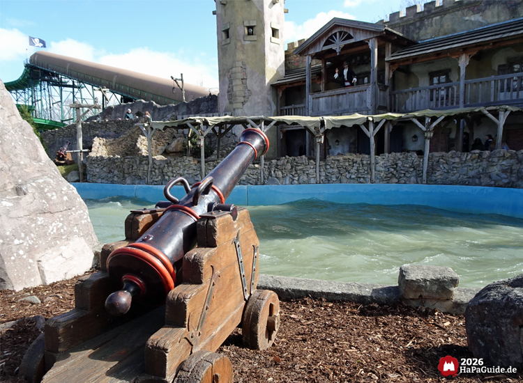 Neuheiten 2026 - Eine Kanone zielt auf die Burg von Störtebekers Kaperfahrt