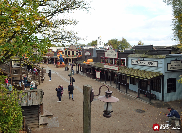 New Lübeck - Blick in die herbstliche Straße der Westernstadt