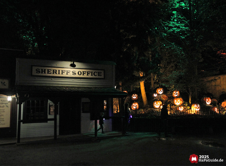 New Lübeck - Das Sheriff's Office bei Dunkelheit