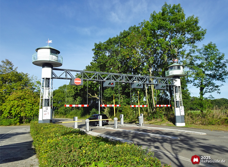 Parken - Einfahrt mit zwei Türmen