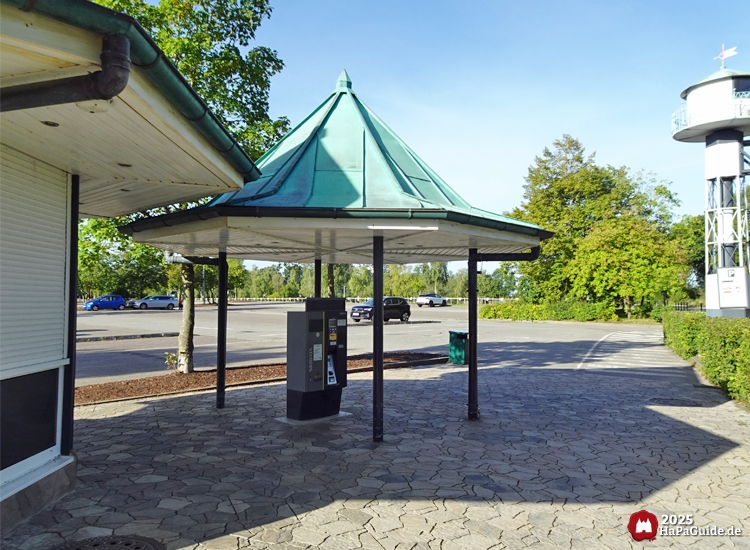Parken - Pavillon mit Parkscheinautomat