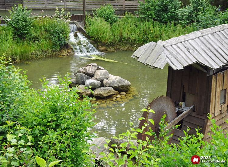 Peterhof von Novgorod - Stausee mit Sägeblatt innerhalb der Wildwasserfahrt