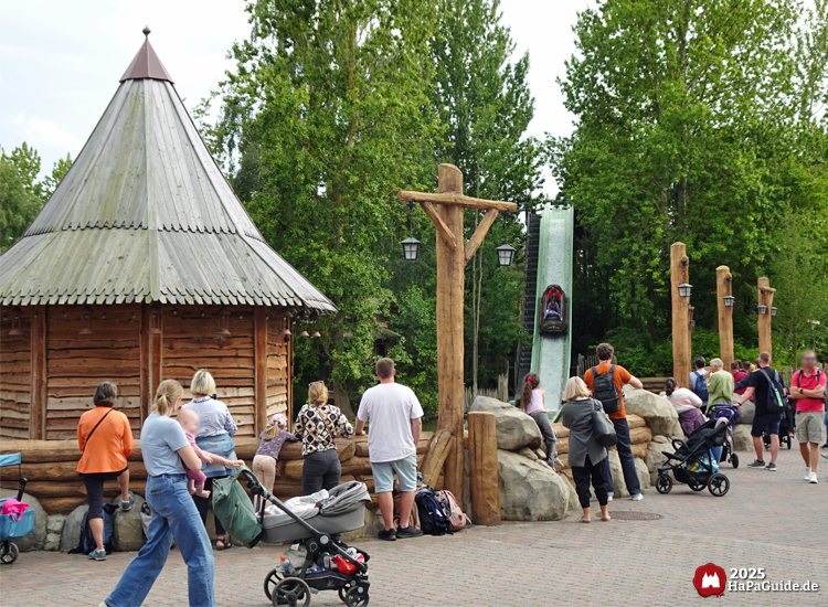 Peterhof von Novgorod - Besuchende blicken auf die Abfahrt der Wildwasserfahrt - Der Wasserwolf am Ilmensee