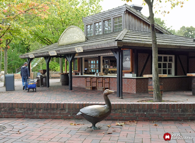Peterhof von Novgorod - Eine Kupfer-Gans vor der Waffelbackstube