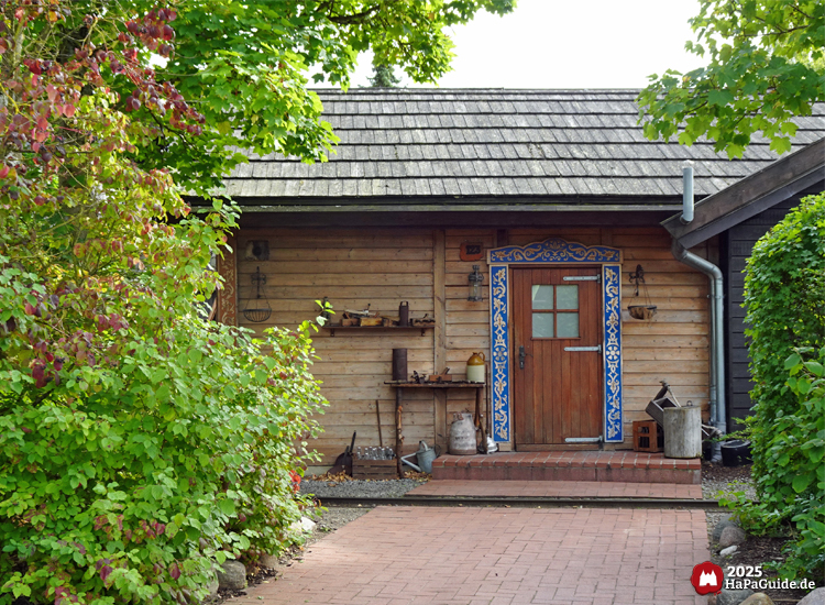 Peterhof von Novgorod - Rückseite des Kiosks im Peterhof mit verzierter Tür