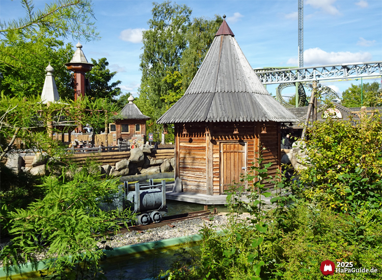 Peterhof von Novgorod - Blick über den Auslauf der Wildwasserfahrt in die Themenwelt