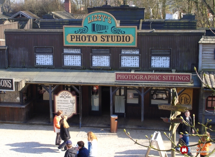 Das Gebäude von Lizzy's Antik Photo-Studio mit grünem Schild