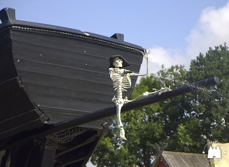 Ein Skelett schießt mit Wasser vom Heck der Caravelle Niña
