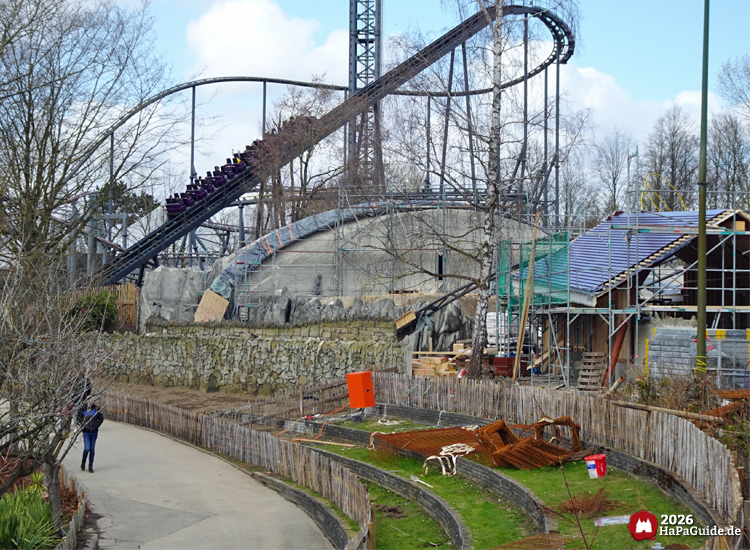 Cornwall Coaster im Bau mit Schienenaufstieg Nessies und Baustellenbereich im Hansa-Park