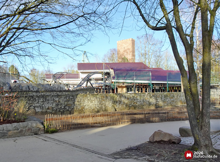 Baustelle neuer Hansa-Park Achterbahn Cornwall Coaster mit Schienen und Steinmauer