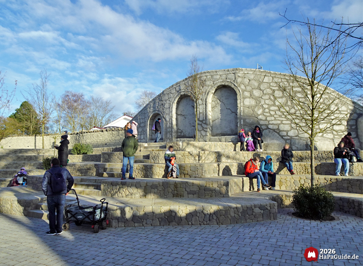 Steinernes Viadukt mit Sitzstufen und Besuchenden im Bezaubernden Britannien im Hansa-Park
