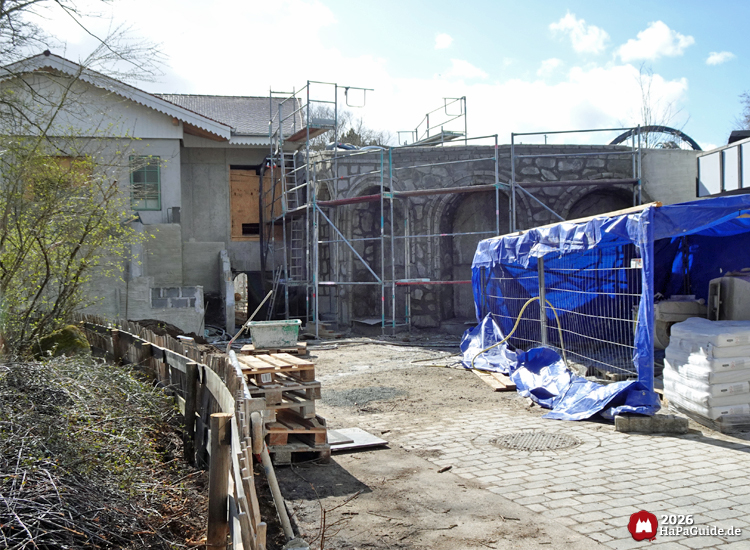 Baustelle des Cornwall Coaster mit Steinbögen und Gebäuderohbau im Hansa-Park