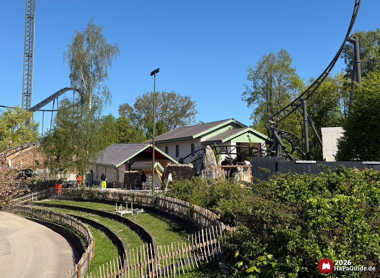 Baustelle des Cornwall Coasters im Hansa-Park mit Achterbahnschienen, Gebäuden und grüner Umgebung bei sonnigem Wetter