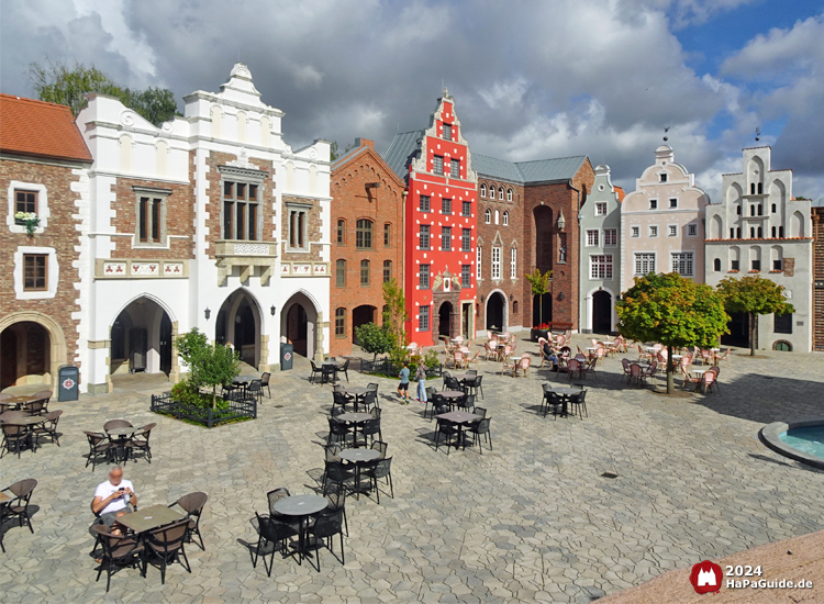 Restaurant Weltumsegler - Außenterrasse vor den Fassaden von Helsinki, Stockholm und Riga