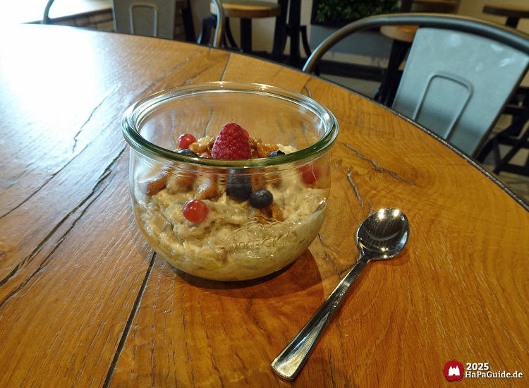 Restaurant Weltumsegler - Bircher Müsli im Glas mit frischen Beeren