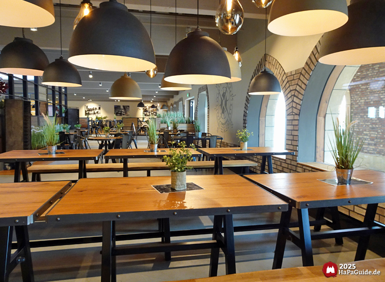 Restaurant Weltumsegler - Holztische und hängenden Lampen