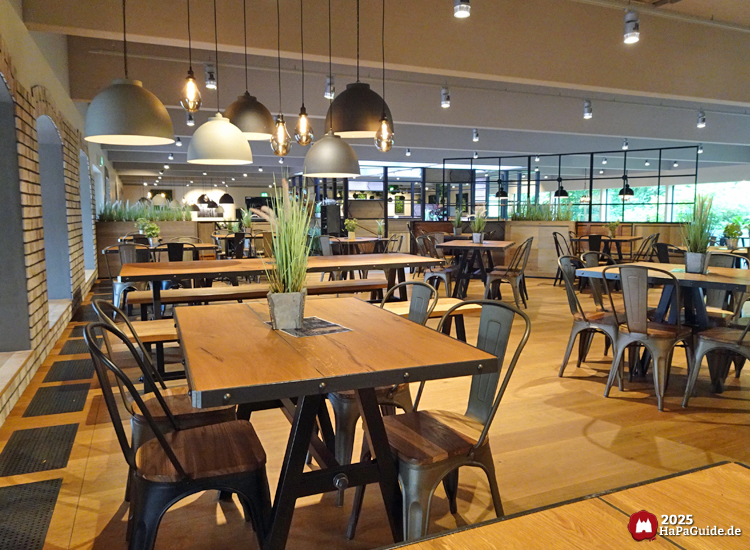 Restaurant Weltumsegler - Gastraum mit hängenden Lampen