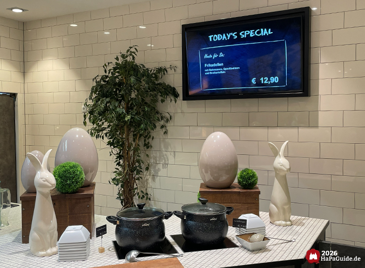Tagesgericht-Ausgabe mit Suppentöpfen und dekoriertem Thekenbereich im Restaurant Weltumsegler
