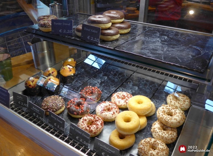 Donuts und Muffins in der Vitrine des Ride-Shops Crazy Mine