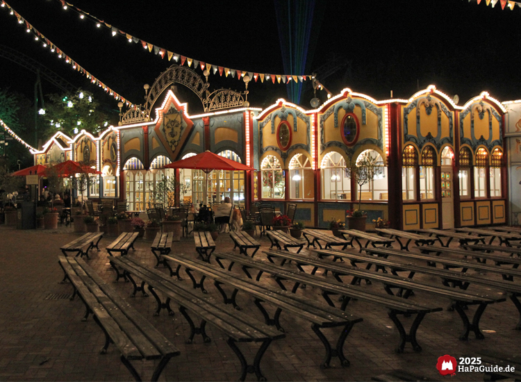 Ristorante L'Artista - Die Außenfassade beleuchtet während des Herbstzaubers am Meer