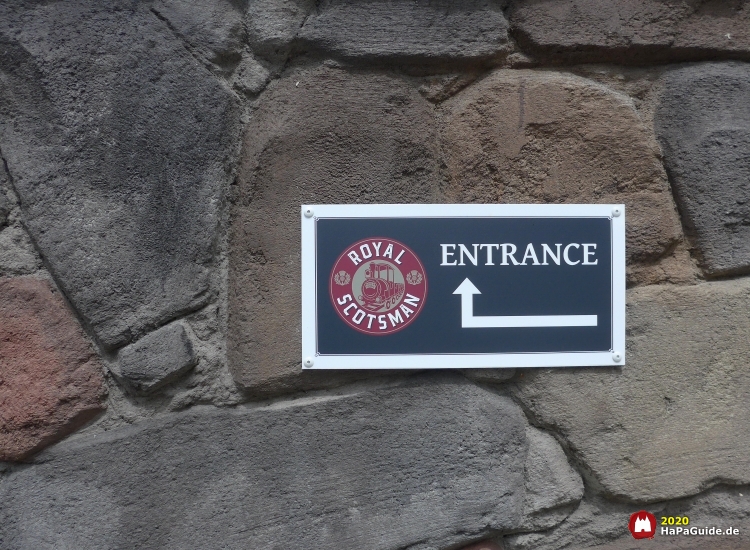 Ein Schild weist zum Eingang des Royal Scotsman