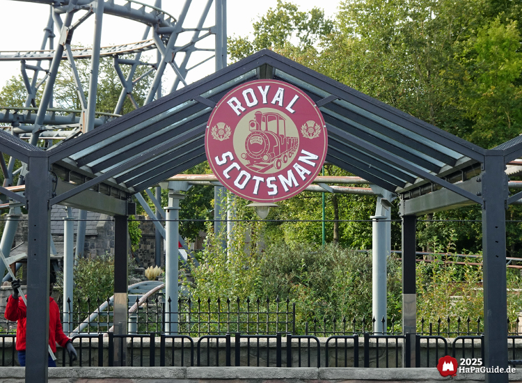 Royal Scotsman - Logo am gläsernen Bahnhofsdach