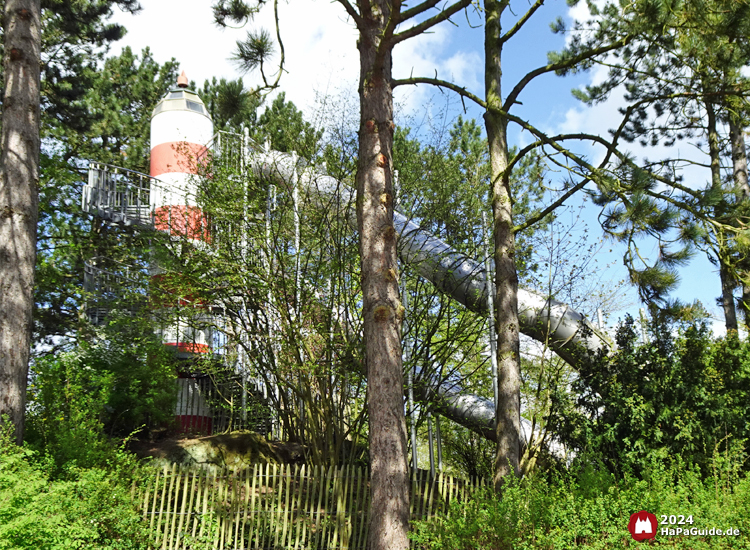 Leuchtturm mit zwei Superrutschen - Röhrenrutschen