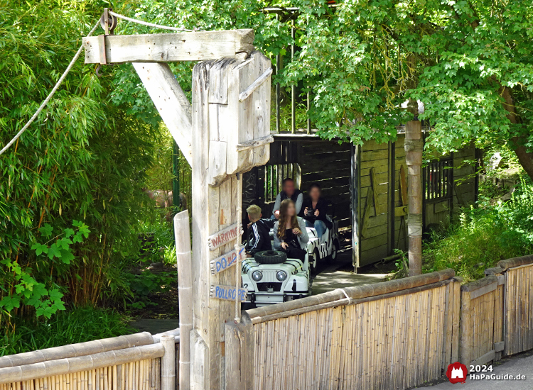 Safari-Jeeps - Ausfahrt Transportbox