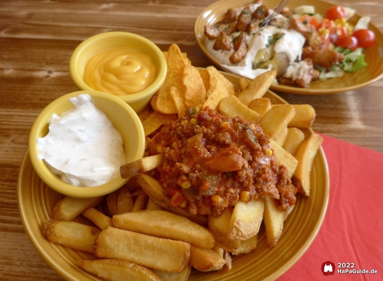 Western-Fries mit Chili und Käsesauce