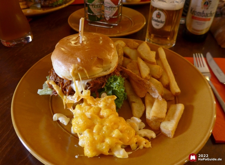 Thanksgiving Burger mit Western Fries und Mac 'n Cheese