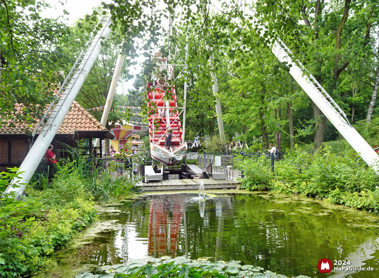 Schiffschaukel - Blick über kleinen Teich