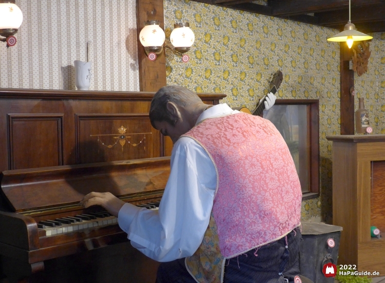 Ein Mann am Klavier eines nachgebildeten Western-Saloons