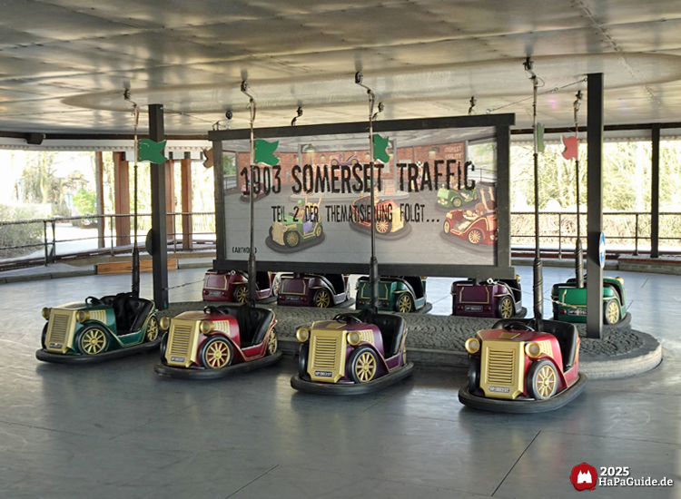 1903 Somerset Traffic - Neun Oldtimer aufgereiht um die Mitt der Scooterfläche