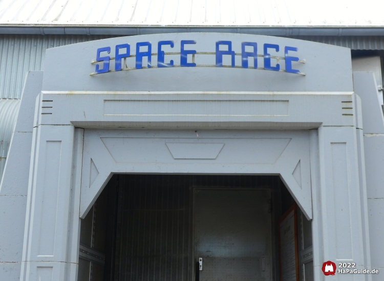 Eingangsportal mit der Aufschrift Space Race