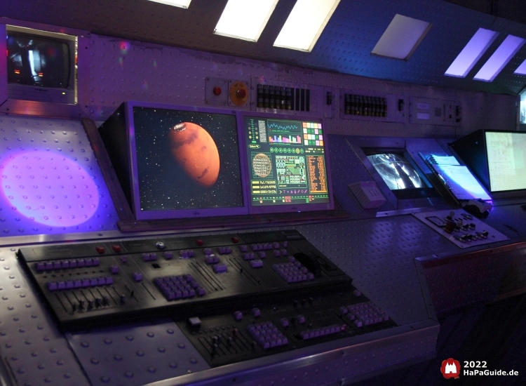 Das Bedienpult der Space Scooter gestaltet wie das Cockpit eines Raumschiffs