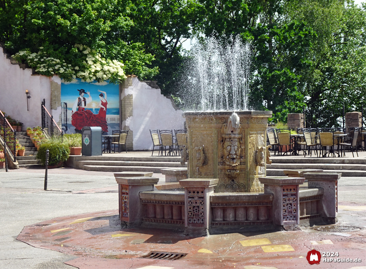 Sprechender Brunnen - Oktagonbrunnen mit Wasserfontänen