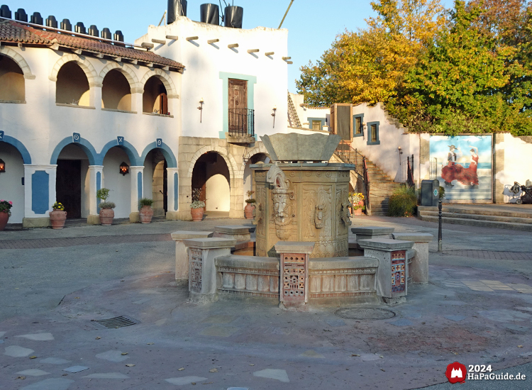 Sprechender Brunnen - Fuento während des Herbstzaubers am Meer