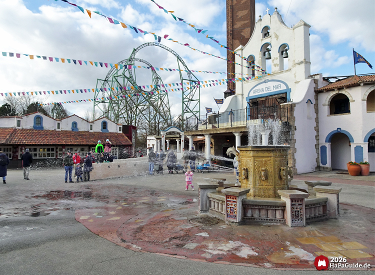 Festlich dekorierter Platz Plaza del Mar mit mediterraner Arena del Mar, Brunnen und dem Schwur des Kärnan im Hansa-Park