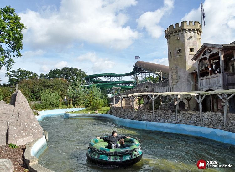 Störtebekers Kaperfahrt - Boot im Wellenbecken vor der Burg
