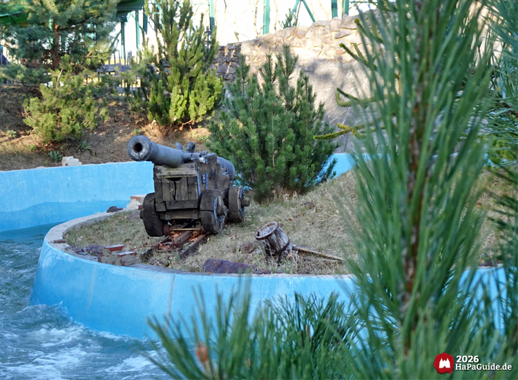 Hansa-Park Kanone in den Reichen des Nordens neben Wasserkanal von Störtebekers Kaperfahrt
