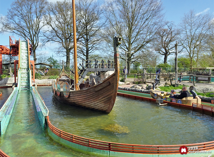 Sturmfahrt der Drachenboote - Kanal um Wikingerschiff Viking Odin