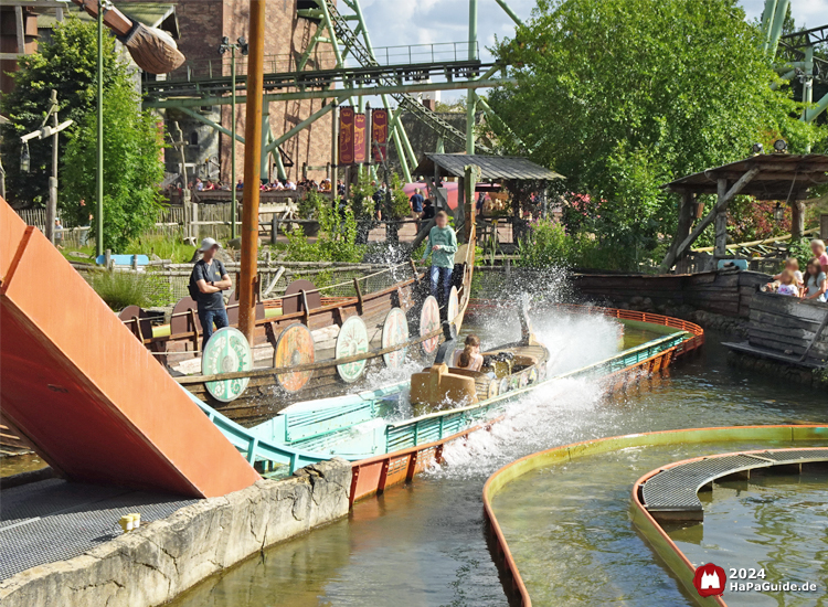 Sturmfahrt der Drachenboote - Gischt nach Abfahrt