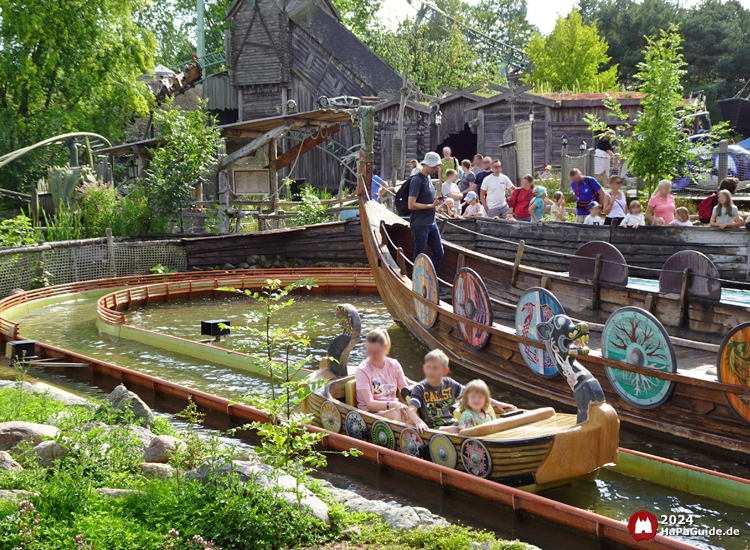 Sturmfahrt der Drachenboote - Vorbeifahrendes Boot mir Familie